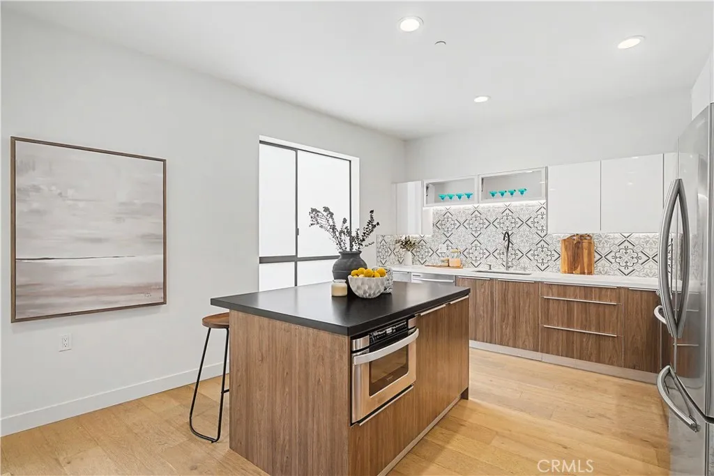 3981 Moore Street 101, Los Angeles, California 90066 home-pic-11