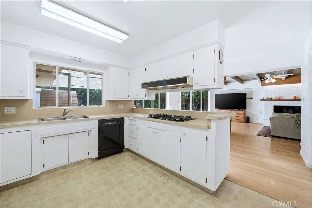 1591 Ramillo, Long Beach, California 90815 home-pic-8