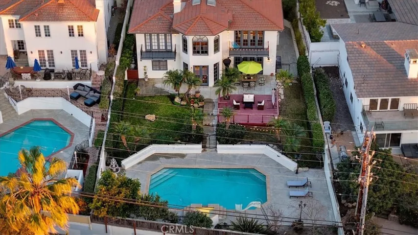 Feels secluded yet conveniently close to necessities