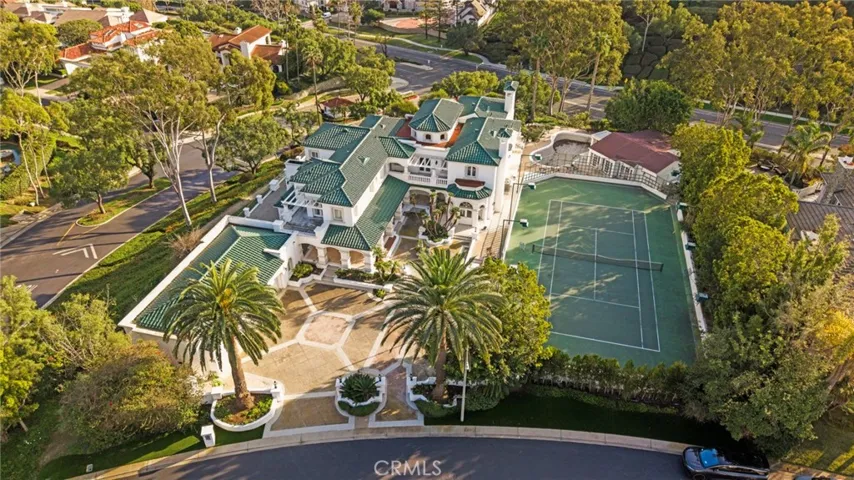 Regulation sized kit tennis court