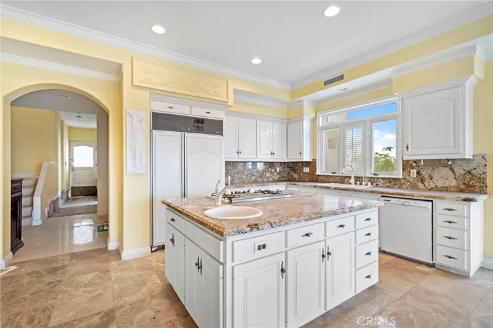 Kitchen with island  & walk in pantry