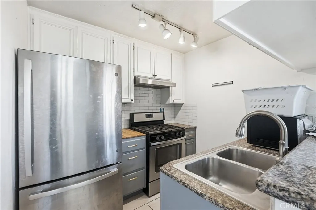 7045 Woodley Avenue 124, Lake Balboa, California 91406 home-pic-8