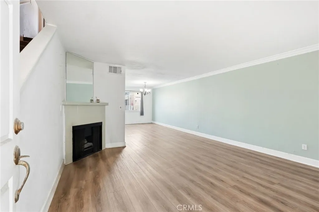 7045 Woodley Avenue 124, Lake Balboa, California 91406 home-pic-1