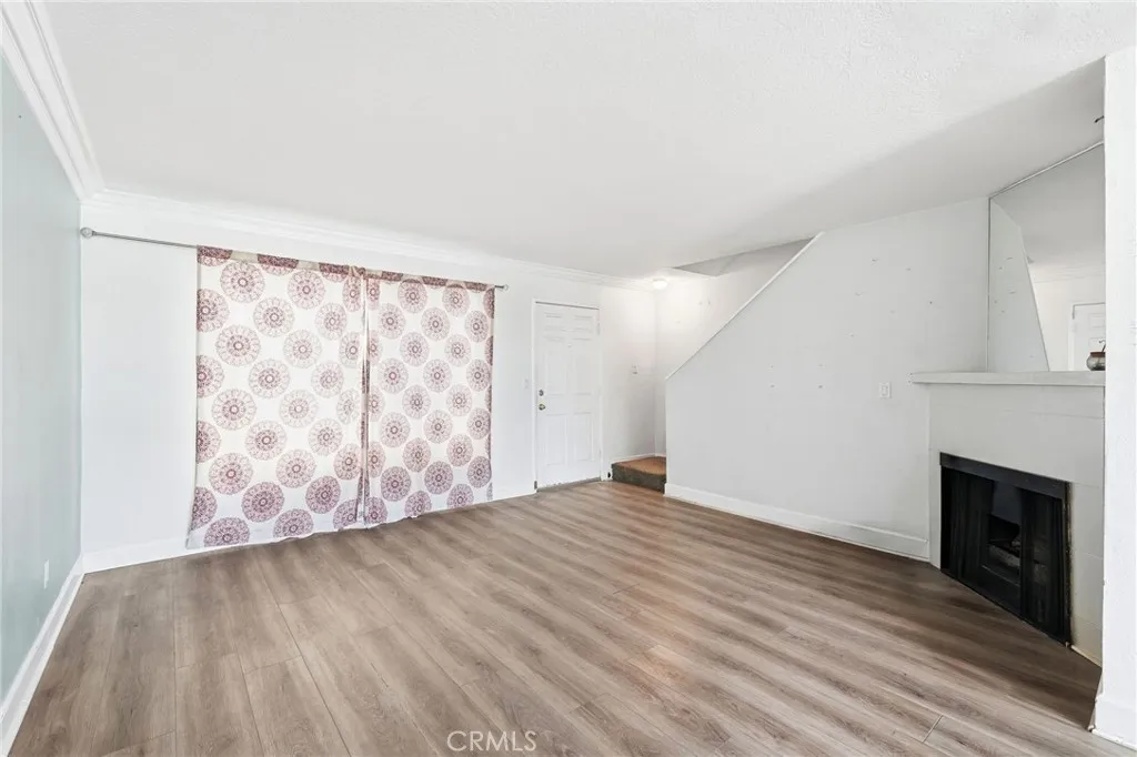 7045 Woodley Avenue 124, Lake Balboa, California 91406 home-pic-2