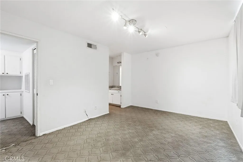 7045 Woodley Avenue 124, Lake Balboa, California 91406 home-pic-13