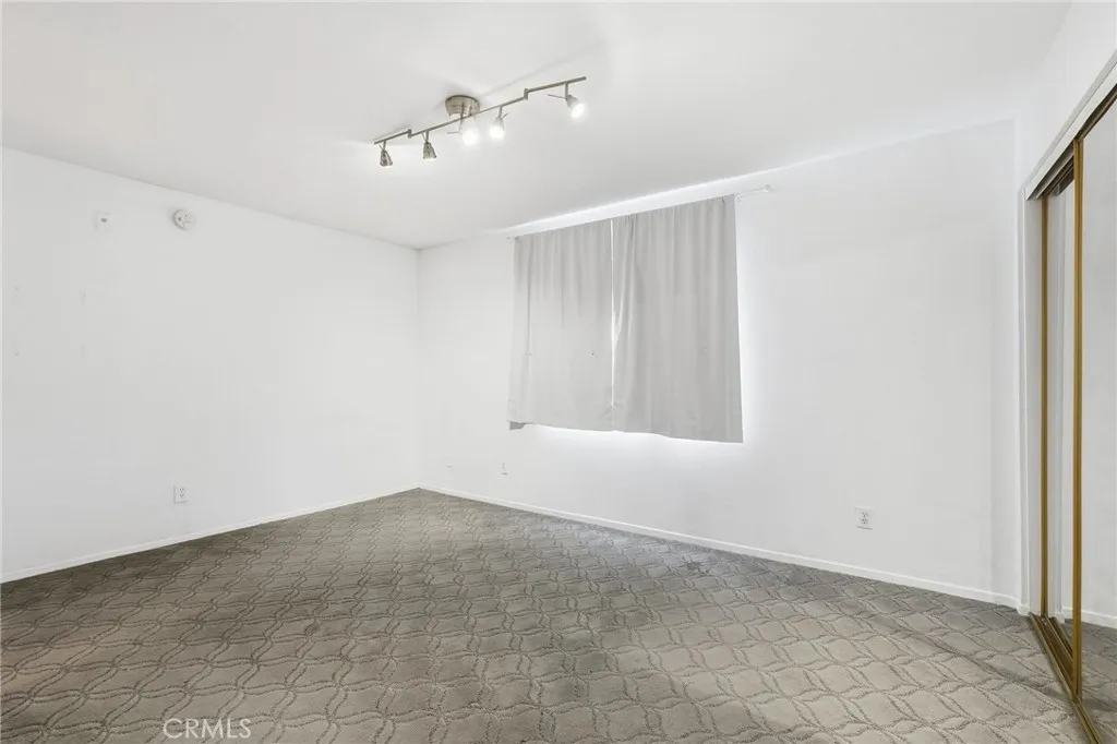 7045 Woodley Avenue 124, Lake Balboa, California 91406 home-pic-12