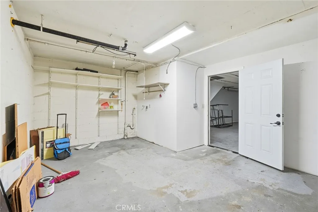 7045 Woodley Avenue 124, Lake Balboa, California 91406 home-pic-23