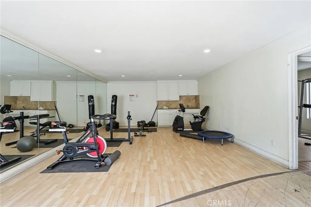 7045 Woodley Avenue 124, Lake Balboa, California 91406 home-pic-25