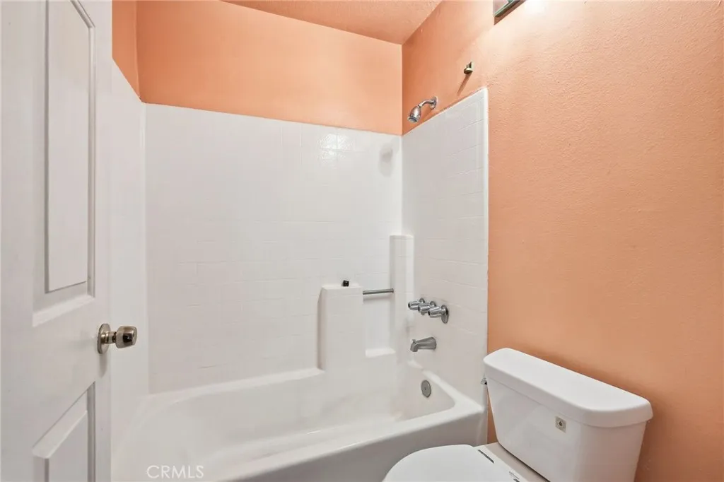 7045 Woodley Avenue 124, Lake Balboa, California 91406 home-pic-17