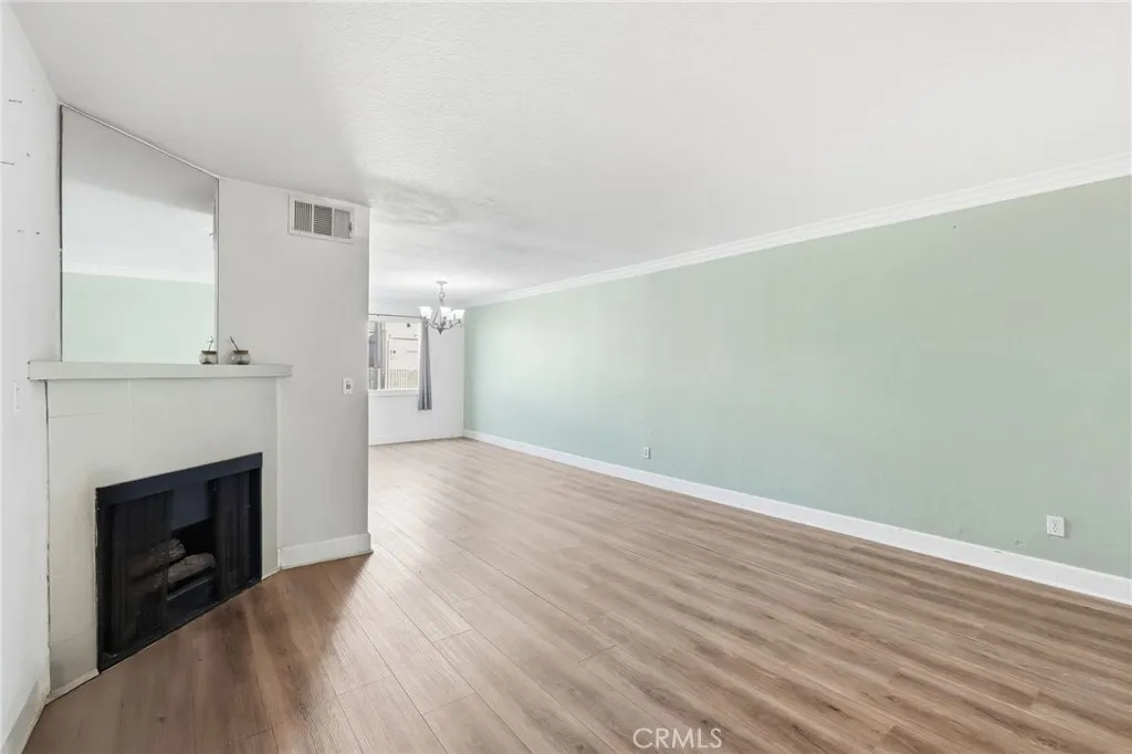 7045 Woodley Avenue 124, Lake Balboa, California 91406 home-pic-3