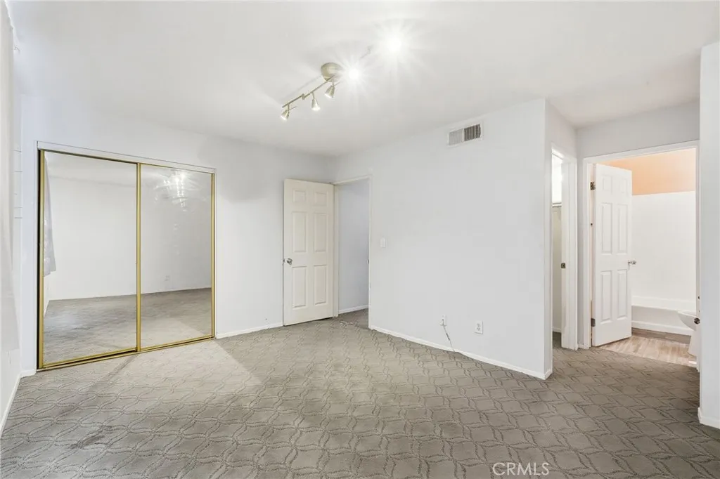 7045 Woodley Avenue 124, Lake Balboa, California 91406 home-pic-14