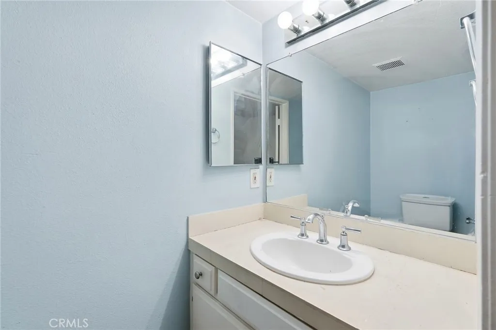 7045 Woodley Avenue 124, Lake Balboa, California 91406 home-pic-10