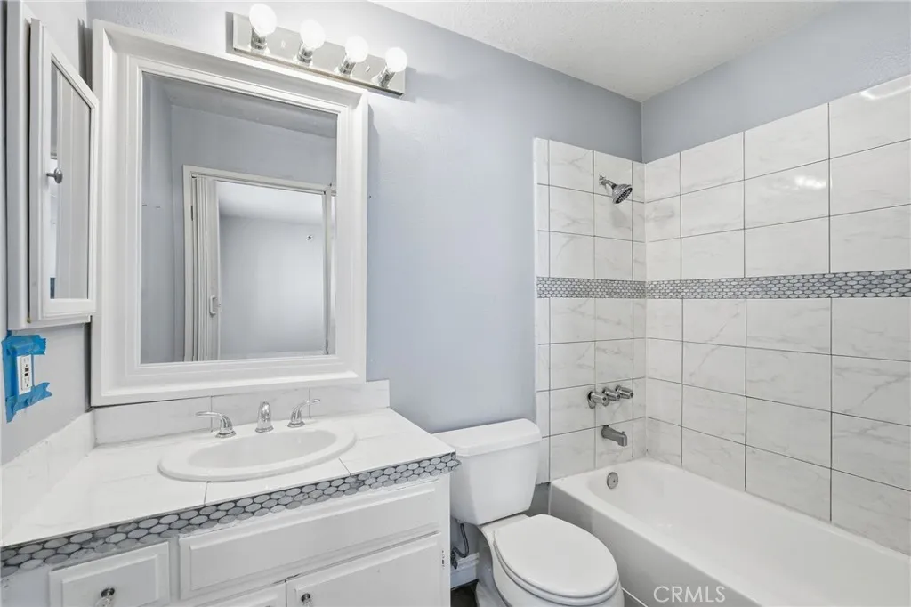 7045 Woodley Avenue 124, Lake Balboa, California 91406 home-pic-9