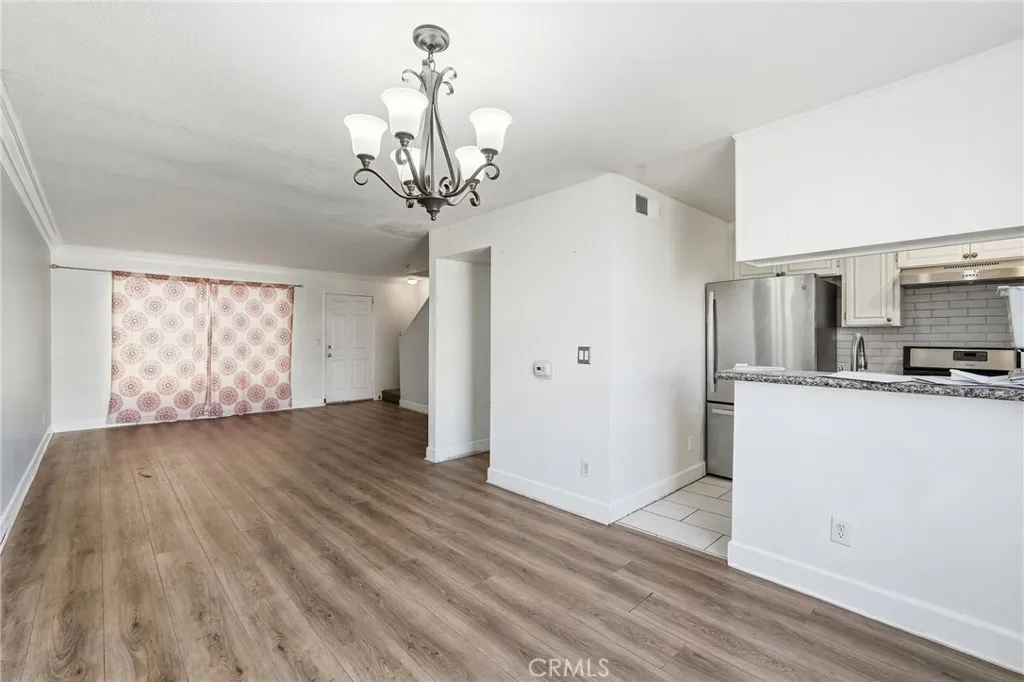 7045 Woodley Avenue 124, Lake Balboa, California 91406 home-pic-7
