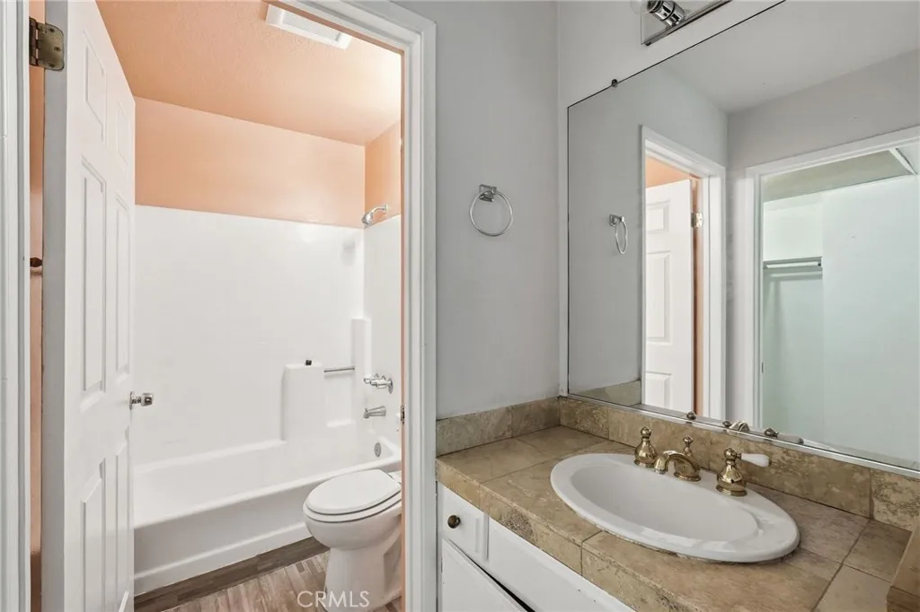 7045 Woodley Avenue 124, Lake Balboa, California 91406 home-pic-16
