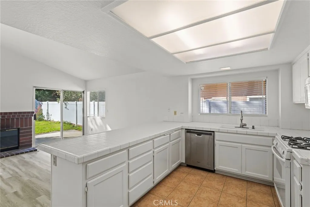 3178 Dogwood Drive, Corona, California 92882 home-pic-11
