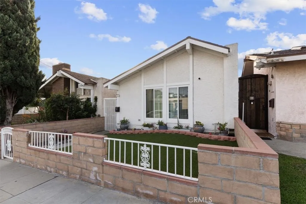 1353 Termino Avenue, Long Beach, California 90804 home-pic-1