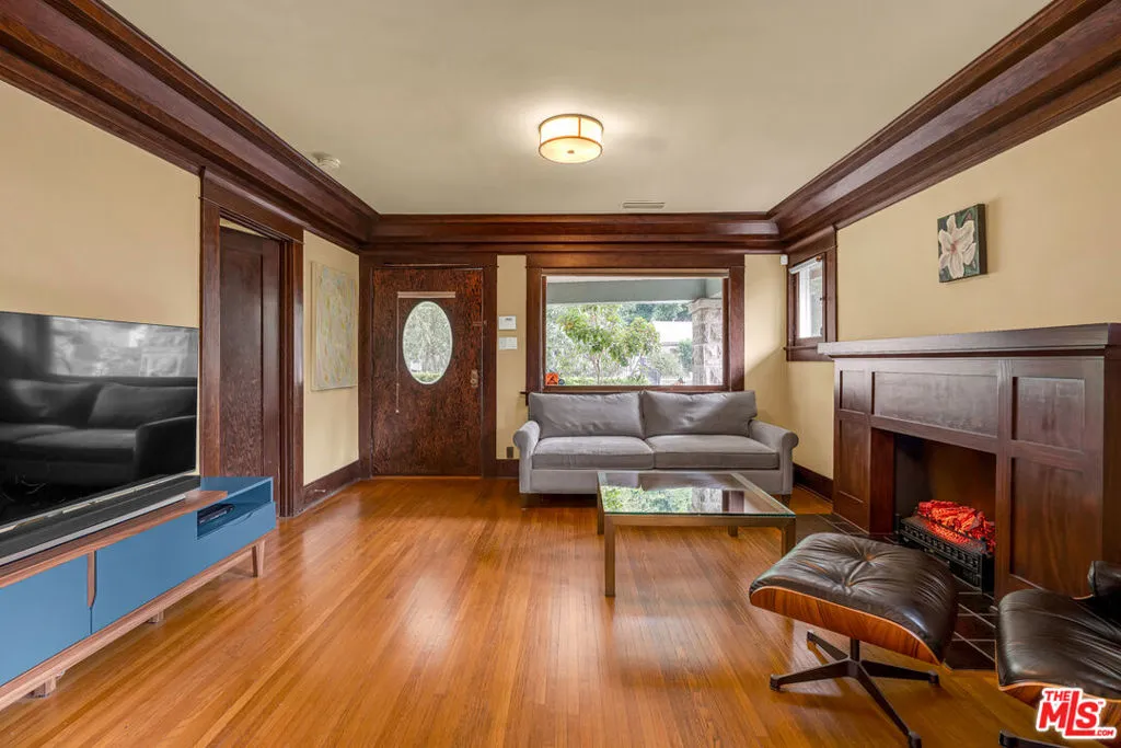 1331 N Cherokee Avenue, Los Angeles, California 90028 home-pic-11
