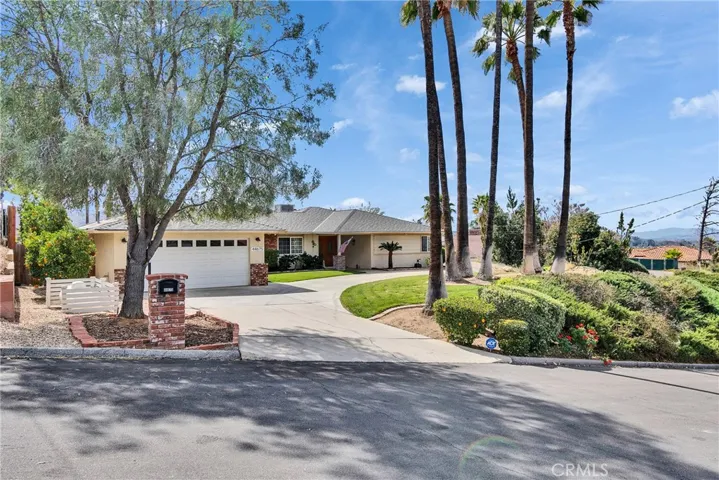 BEAUTIFUL RANCH HOME WITH U-SHAPED DRIVEWAY & 2 DRIVEWAY ENTRANCES