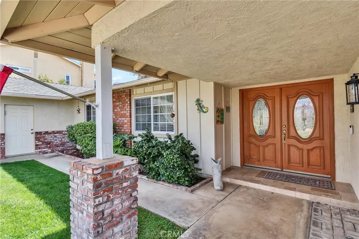 BEAUTIFUL DOUBLE DOOR ENTRY