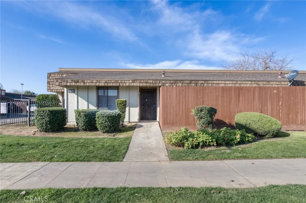 1221 N Peach Avenue 101, Fresno, California 93727 home-pic-1