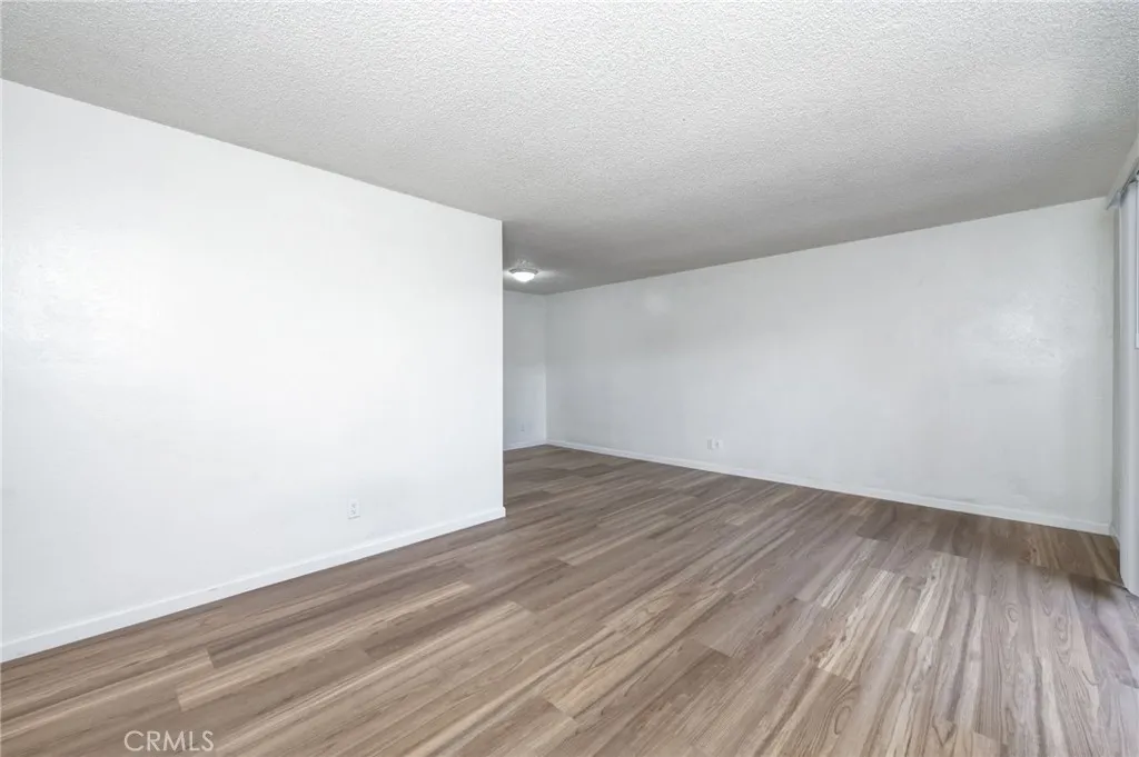 1221 N Peach Avenue 101, Fresno, California 93727 home-pic-8