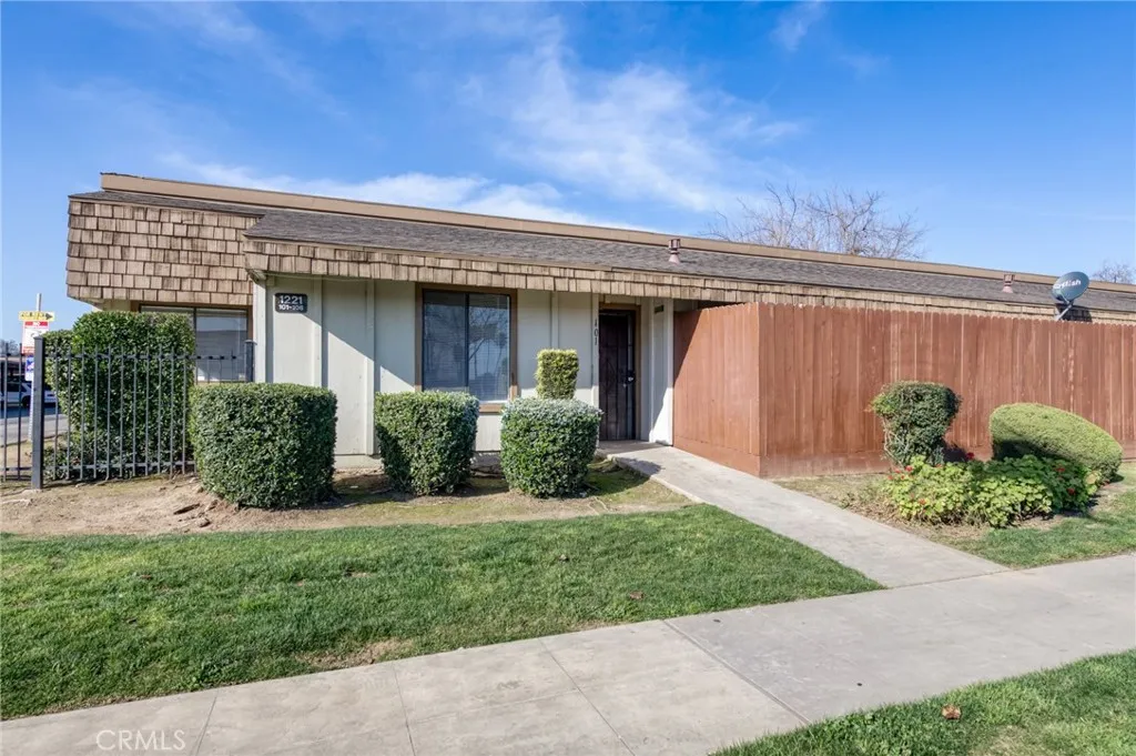 1221 N Peach Avenue 101, Fresno, California 93727 home-pic-4