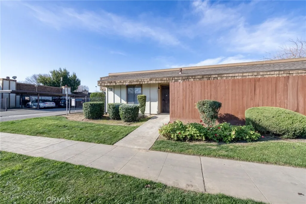 1221 N Peach Avenue 101, Fresno, California 93727 home-pic-2