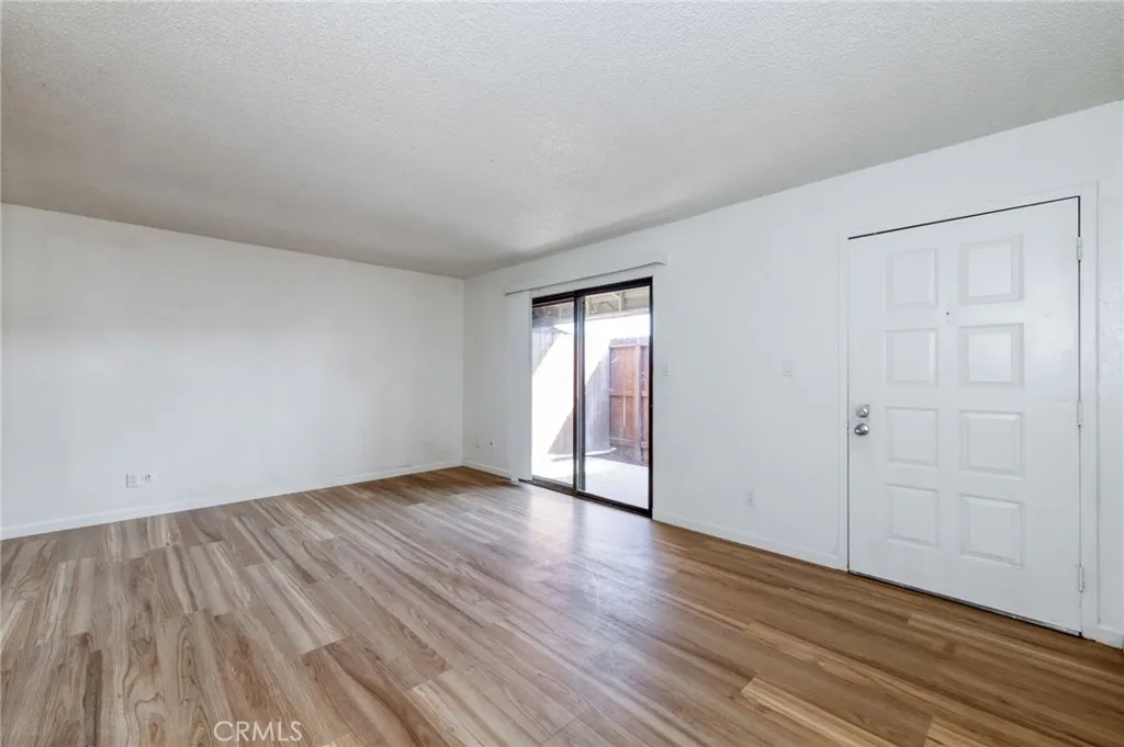 1221 N Peach Avenue 101, Fresno, California 93727 home-pic-7