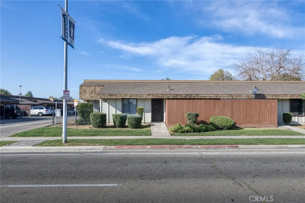 1221 N Peach Avenue 101, Fresno, California 93727 home-pic-6