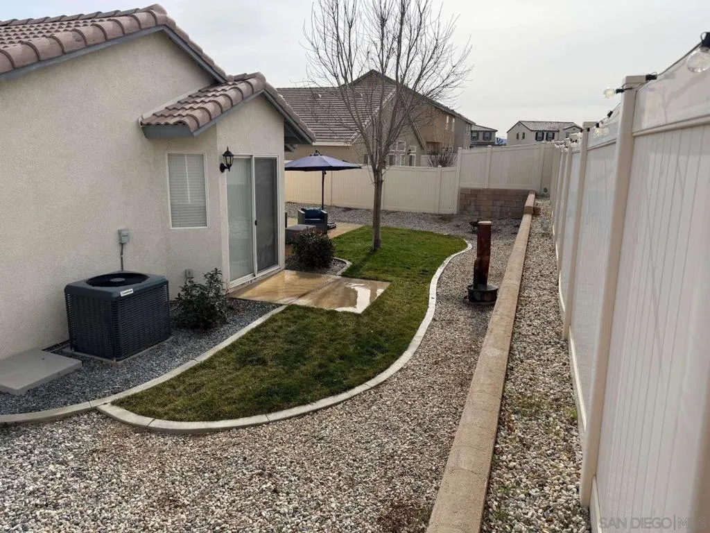 8874 Tamarisk Ave, Hesperia, California 92344 home-pic-3