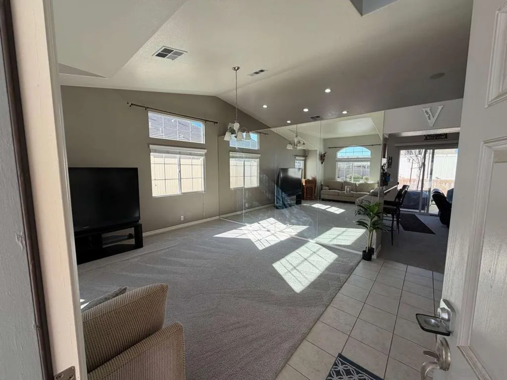 8874 Tamarisk Ave, Hesperia, California 92344 home-pic-5