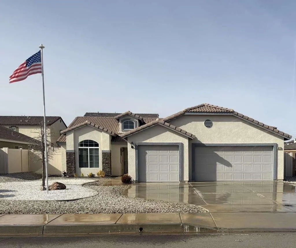 8874 Tamarisk Ave, Hesperia, California 92344 home-pic-1