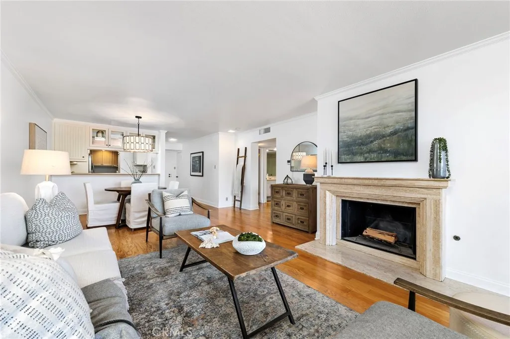 201 Bay Shore Avenue 104, Long Beach, California 90803 home-pic-2