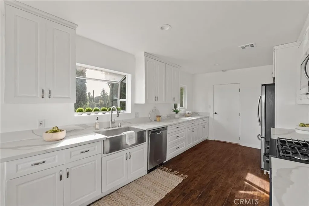 5160 Medina Road, Woodland Hills, California 91364 home-pic-11