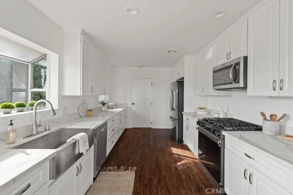 5160 Medina Road, Woodland Hills, California 91364 home-pic-10