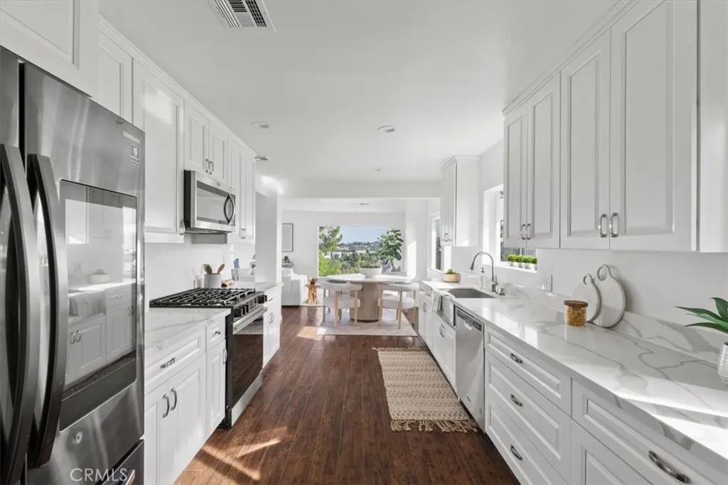 5160 Medina Road, Woodland Hills, California 91364 home-pic-12