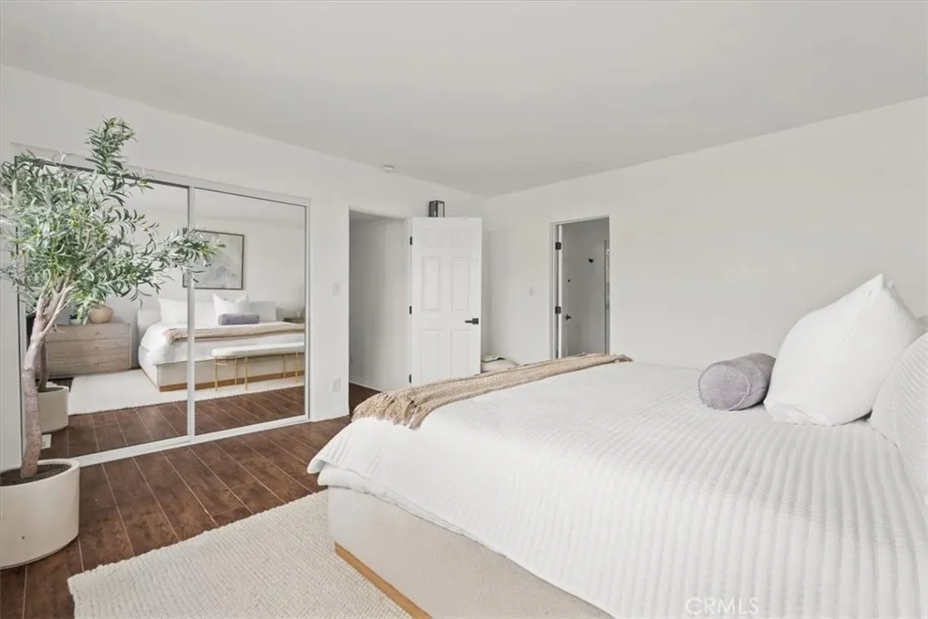 5160 Medina Road, Woodland Hills, California 91364 home-pic-22