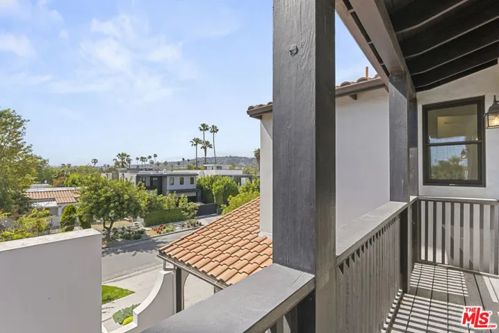 Front top floor Balcony