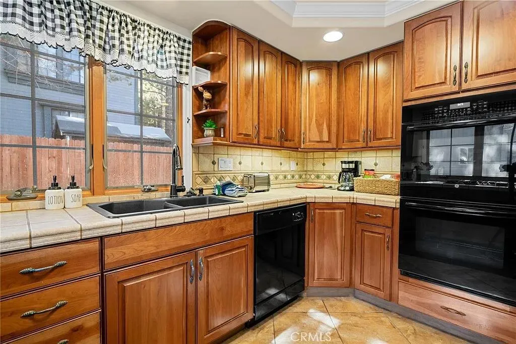 933 East Lane, Big Bear City, California 92314 home-pic-8