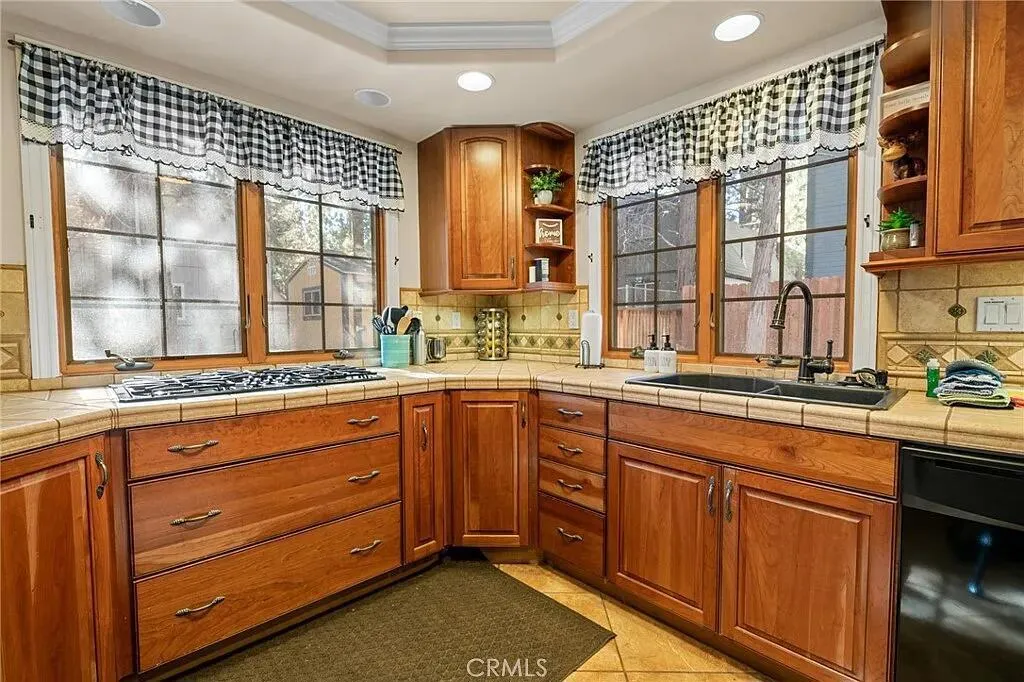 933 East Lane, Big Bear City, California 92314 home-pic-6