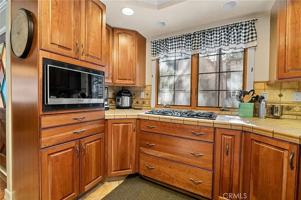 933 East Lane, Big Bear City, California 92314 home-pic-7