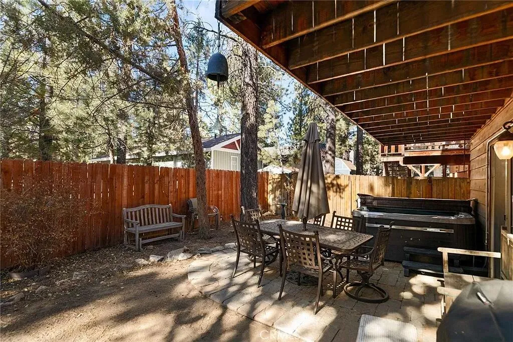 933 East Lane, Big Bear City, California 92314 home-pic-23