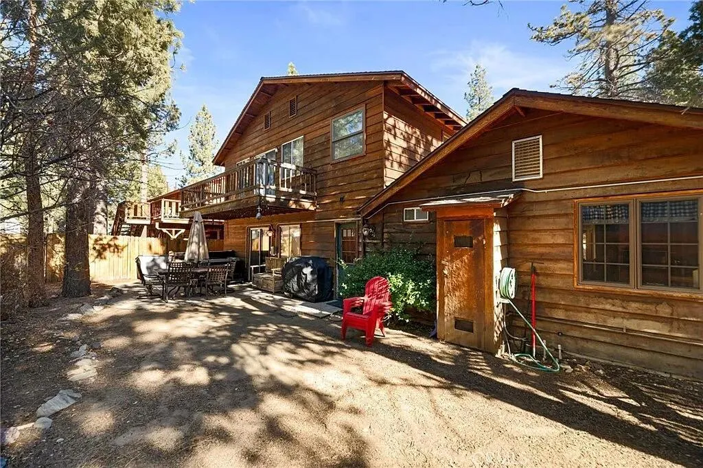 933 East Lane, Big Bear City, California 92314 home-pic-24