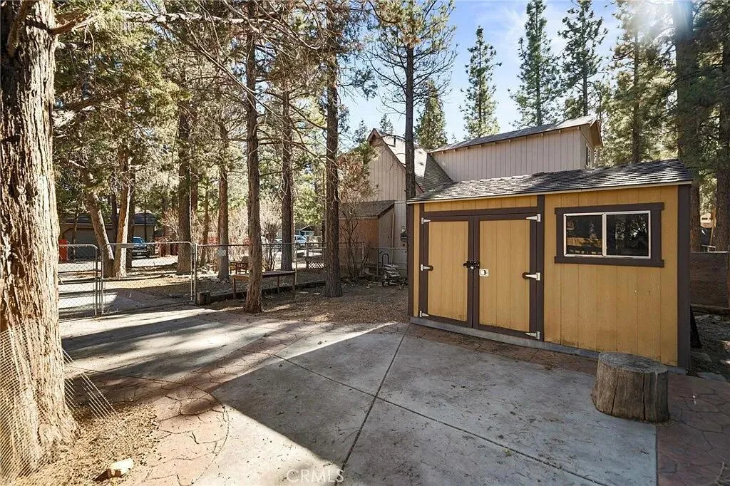 933 East Lane, Big Bear City, California 92314 home-pic-25