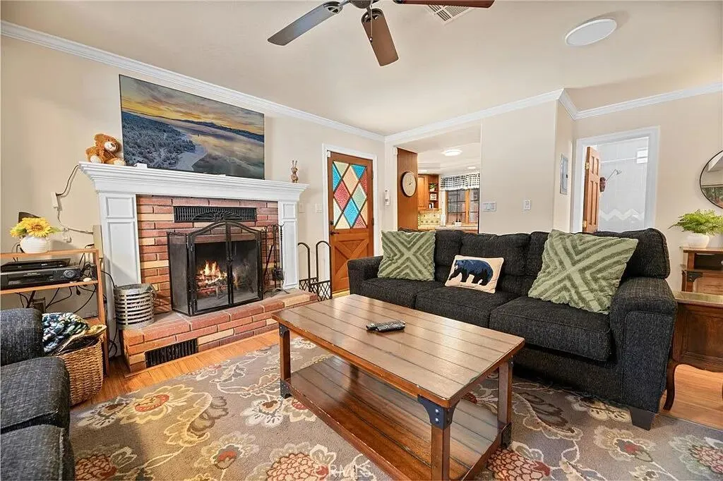 933 East Lane, Big Bear City, California 92314 home-pic-4