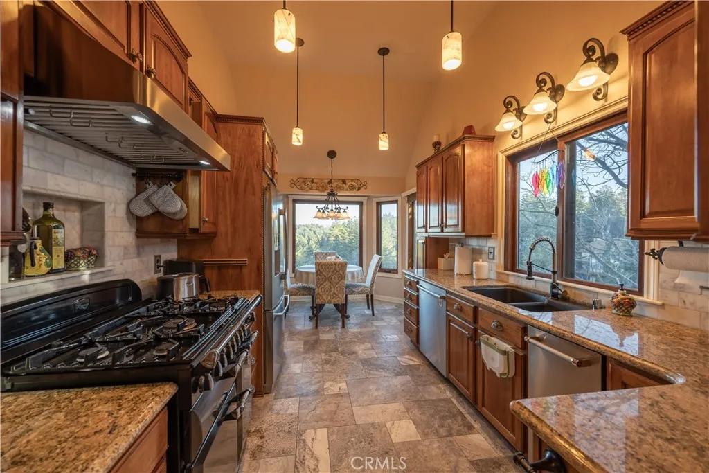 26335 Walnut Hills Drive, Lake Arrowhead, California 92352 home-pic-15