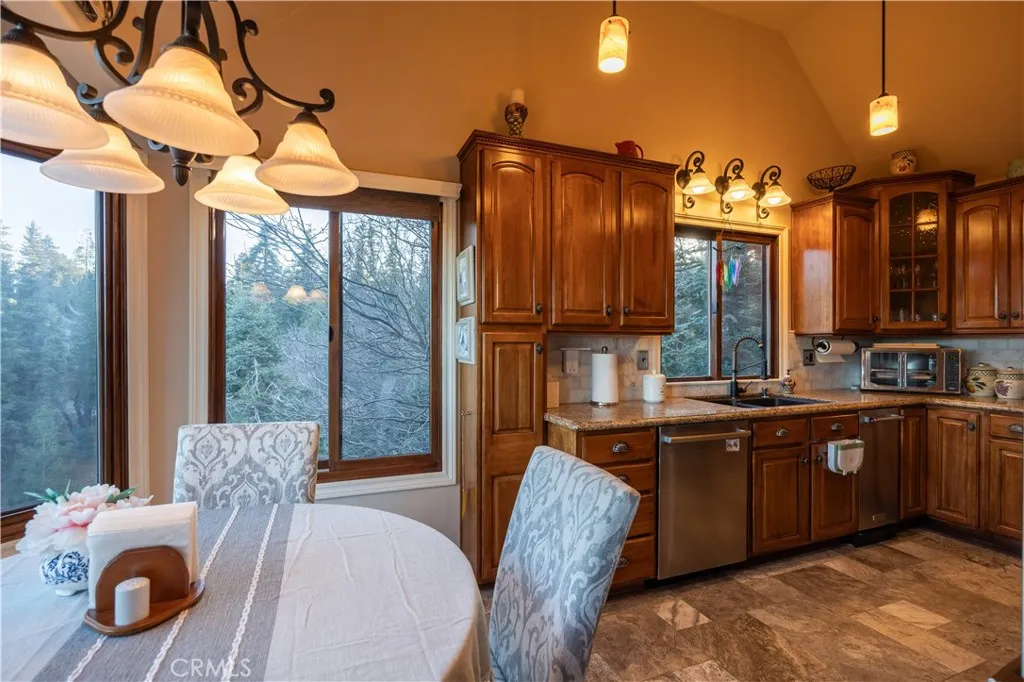 26335 Walnut Hills Drive, Lake Arrowhead, California 92352 home-pic-14