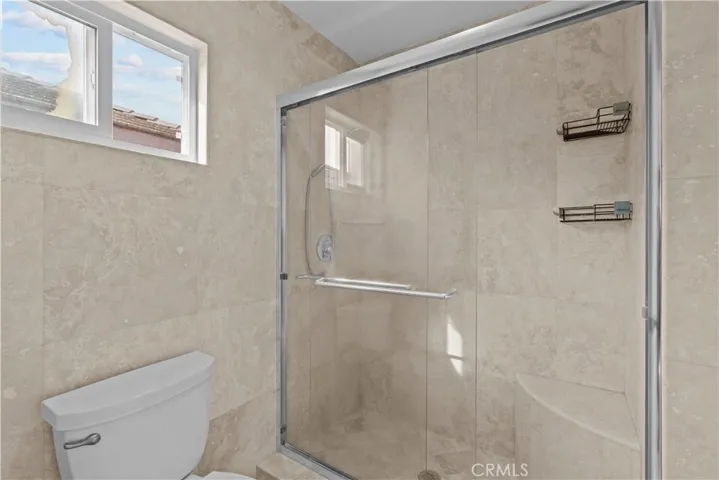 upstairs secondary full bathroom