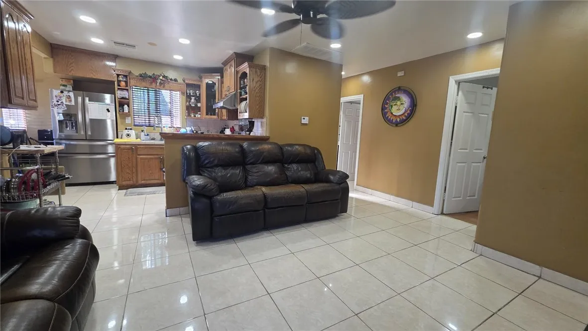 20709 Alburtis, Lakewood, California 90715 home-pic-1
